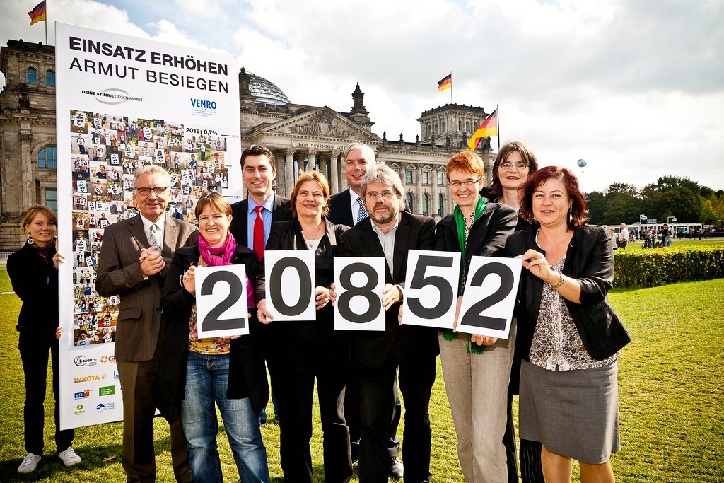 Bundestagsabgeordnete nehmen 20.852 Stimmen für mehr Mittel für Entwicklungszusammenarbeit entgegen